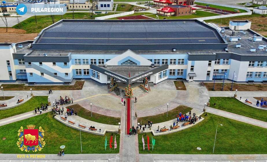 Новую ледовую арену с трибунами на 300 зрителей открыли в Островце