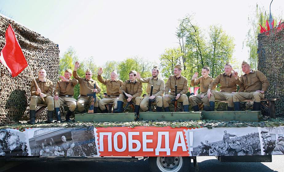 Фотофакт: В День Победы в Гродно прошел автопарад стилизованных автомобилей