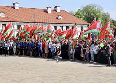 В Гродно прошел торжественный митинг, посвященный Дню Государственных флага, герба и гимна Республики Беларусь (+видео)
