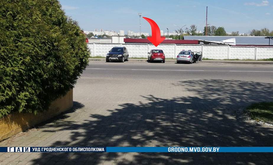 Авария на Озерском шоссе: покатившийся автомобиль прижал мужчину к забору