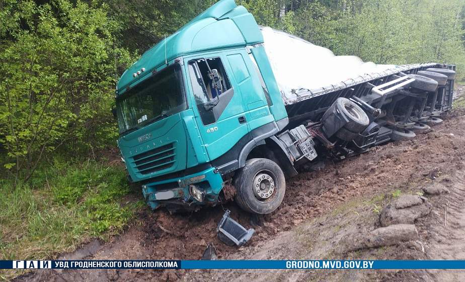 В Островецком районе в результате ДТП грузовик и трактор съехали в кювет