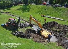 Фотофакт: в центре Гродно экскаватор увяз в грязи