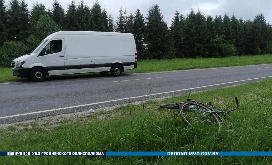  В Щучинском районе произошло ДТП: микроавтобус сбил велосипедиста