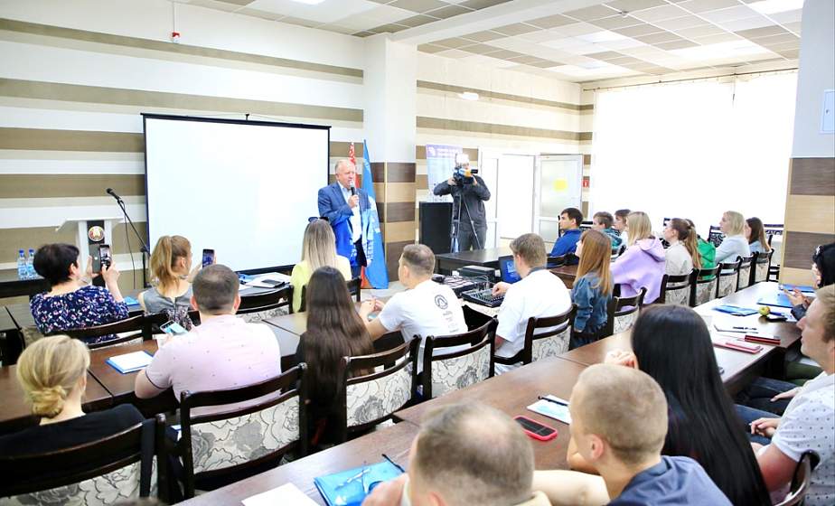 «Важно найти талантливую молодежь, которая стремится к развитию». Председатель областного объединения профсоюзов провел открытый диалог с участниками Молодежного слета 