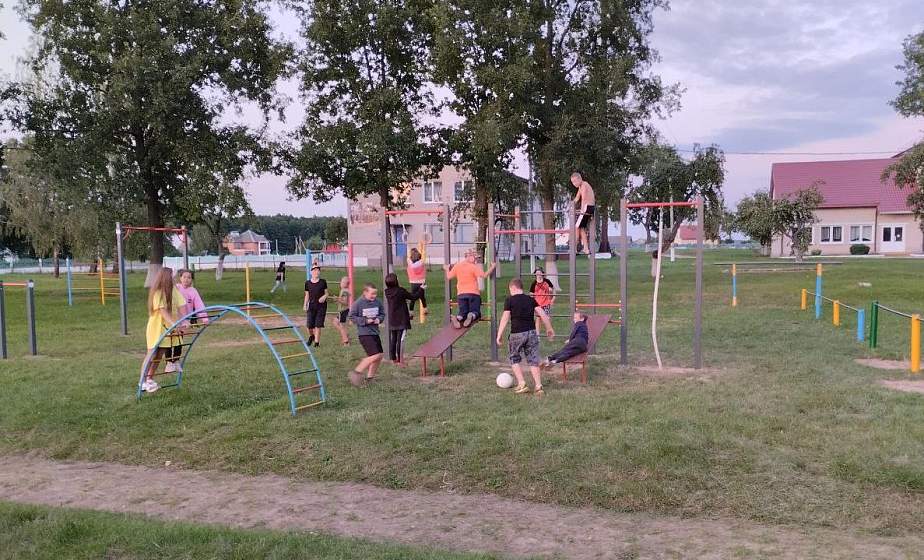 Спортивная площадка появилась в Слонимском районе благодаря победе в конкурсе гражданских инициатив. Как проект помогает в развитии традиций баскетбола – в проекте «Действуем ВМесте»