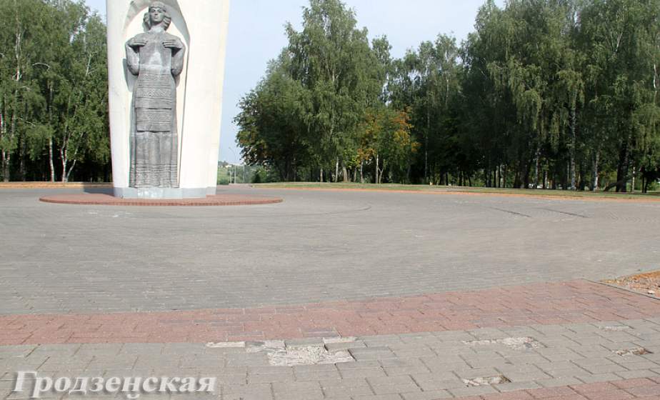 Территория вокруг стелы в Коложском парке находится в удручающем виде