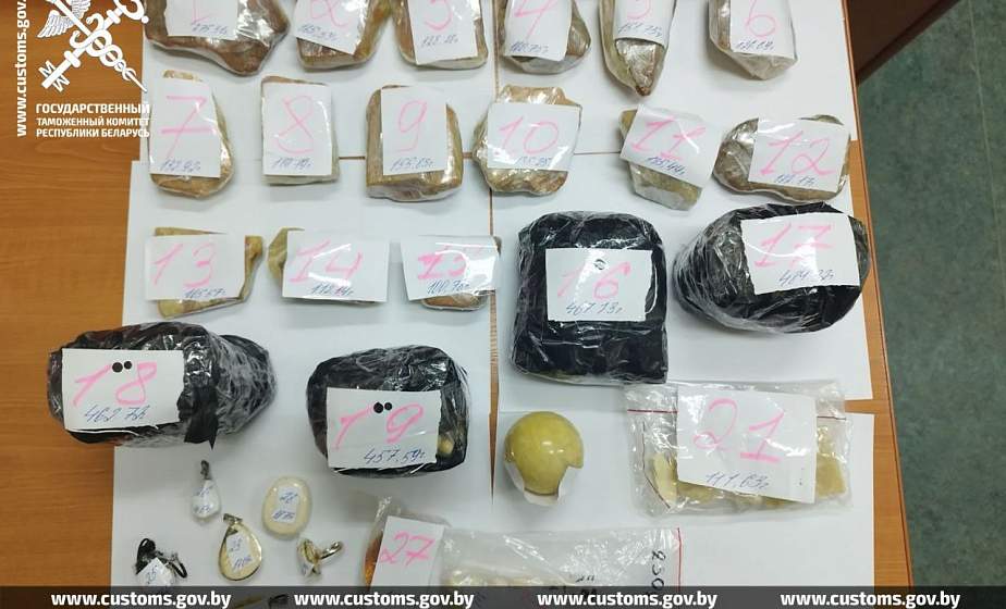 Водитель легковушки пытался незаконно провезти более 4 кг янтаря через литовскую границу