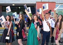 Выпускные вечера для порядка 6 000 одиннадцатикласников пройдут на Гродненщине 10 июня. Узнали, в каком формате