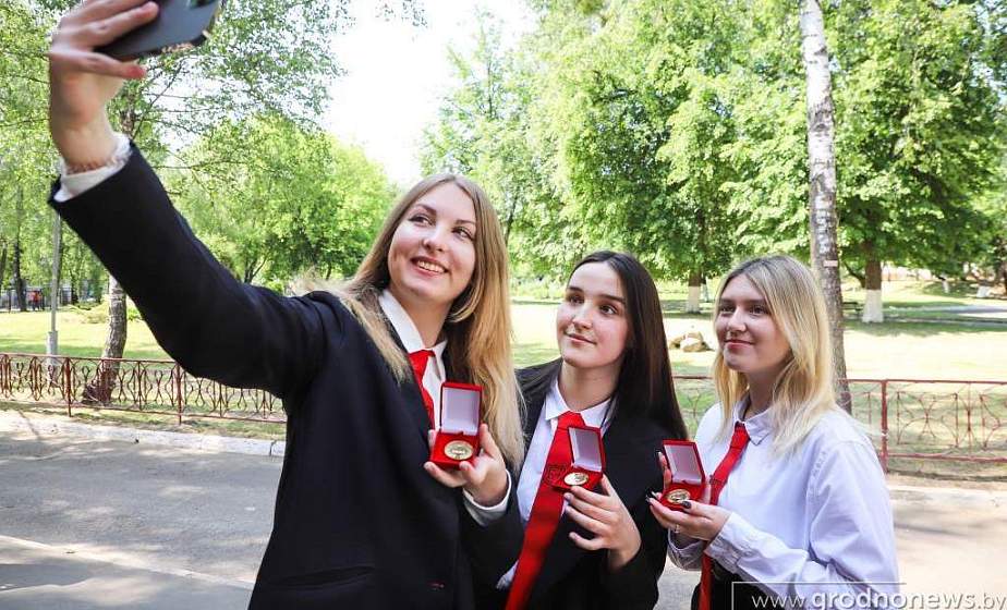 Сколько выпускников на Гродненщине получат золотую медаль и в каких районах области больше всего медалистов  