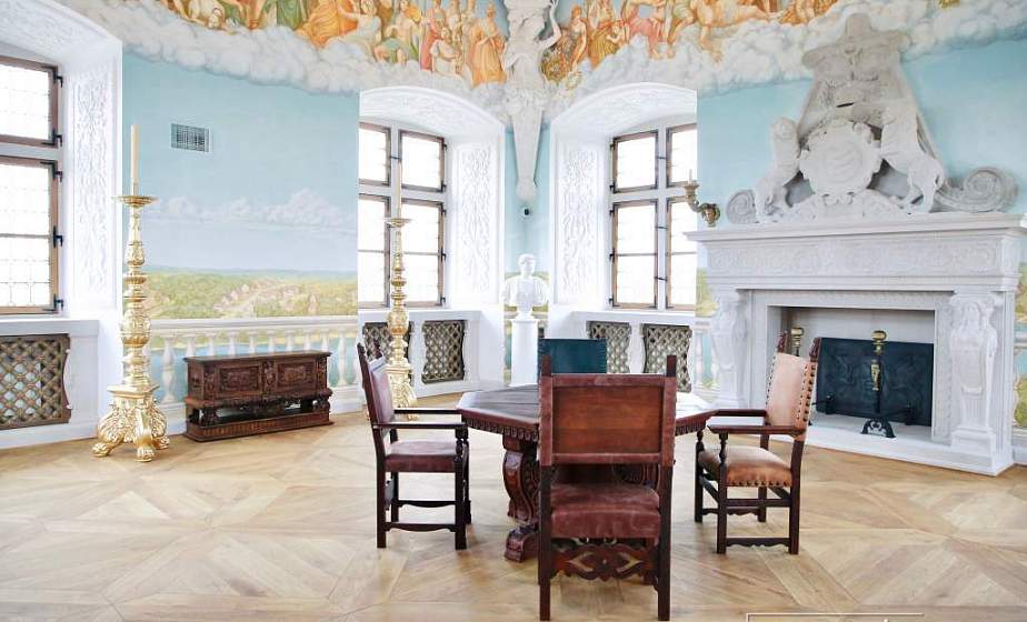 В Старом замке после масштабной реконструкции открыли Алебастровый зал. Рассказываем, как выглядит его интерьер сейчас 