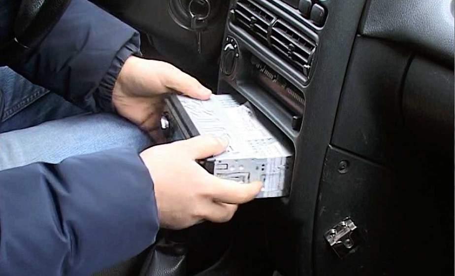 В Волковысском районе мужчина из незапертого автомобиля украл магнитолу