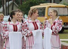 З гульнямі, конкурсамі і касцюміраванным шэсцем. Як на Дзятлаўшчыне адзначаць традыцыйнае «Свята вышыванкі»
