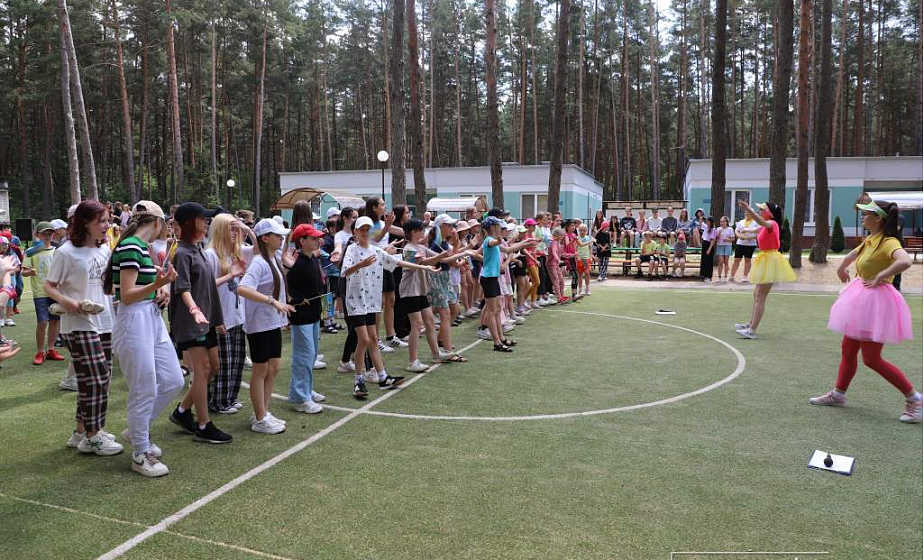 Энергетики Гродненщины организовали интерактив для воспитанников лагеря «Зорька юбилейная». Детям показали спецтранспорт и рассказали о правилах безопасности 