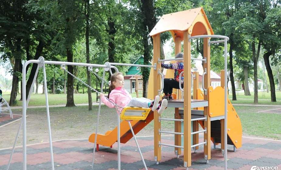 Новые детские игровые комплексы появились в городском парке Ошмян