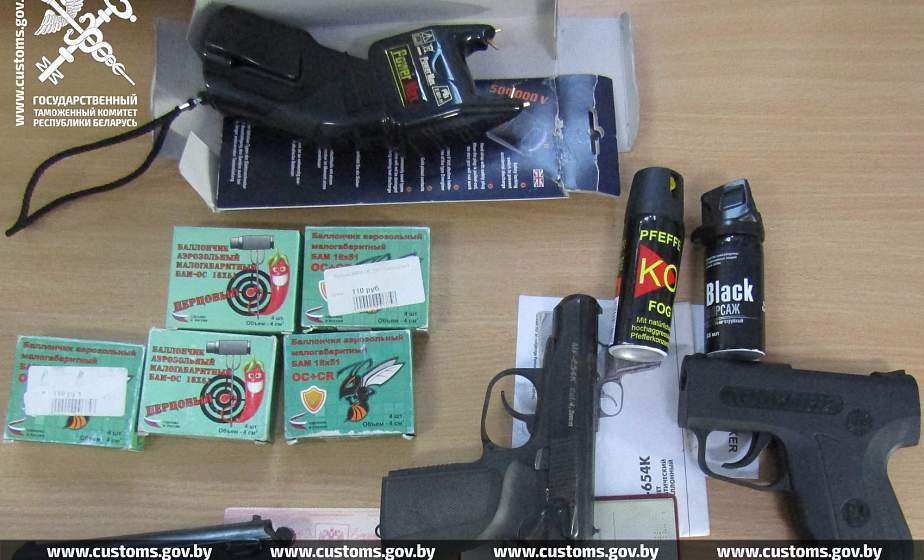 Гражданин РФ намеревался незаконно провезти через границу более 115 тысяч долларов и средства самозащиты