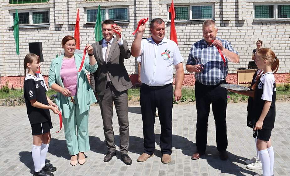 В Зельве в торжественной обстановке открыли игровую и тренажерную площадки