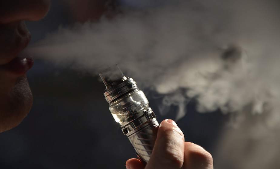 Врач рассказал, как мотивировать школьника отказаться от электронных сигарет