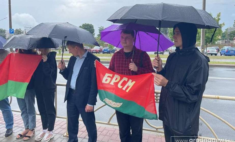 Гродненская молодежь вышла на пикет к Генеральному консульству Польши, чтобы обратить внимание на ситуацию с Августовским каналом 