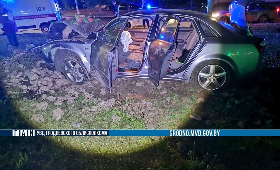 В Гродно произошло ДТП: 19-летняя водитель авто въехала в клумбу