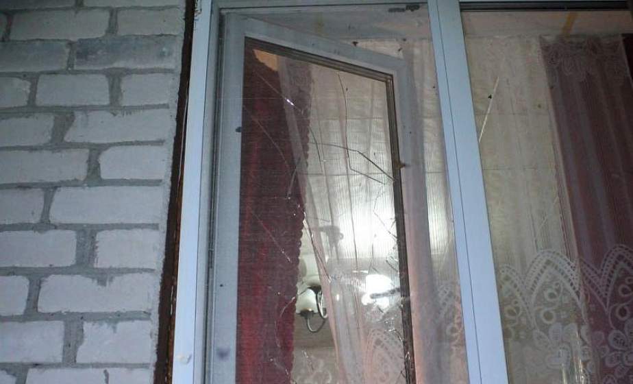 В Волковысском районе несовершеннолетний разбил окно ради забавы