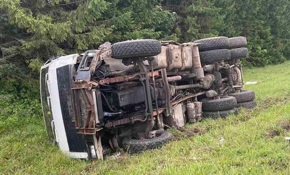 В Новогрудском районе произошло ДТП: водитель авто не справился с управлением и въехал в МАЗ