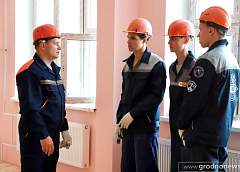 Студенческие отряды помогают готовить к открытию новую школу в микрорайоне Грандичи. Заместитель министра образования Александр Кадлубай присоединился к ребятам 