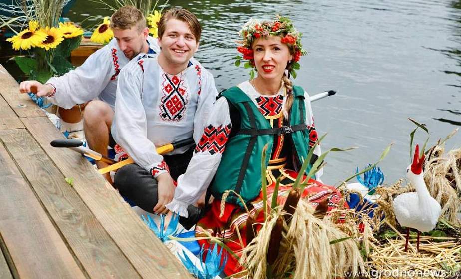 Чемпионат по болотному футболу,  заплыв на чем попало и конкурс по скоростному поеданию сосисок: как на Августовском канале прошел «Праздник моря»