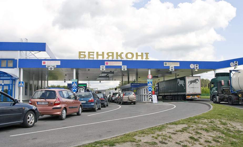 Пьяный пассажир рейсового автобуса напал на сотрудника таможни