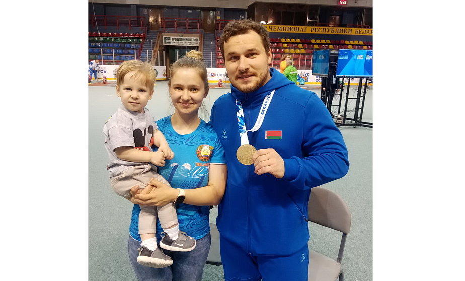 «Присутствие родных на выступлении помогает». Интервью с чемпионом соревнований по тяжелой атлетике II Игр стран СНГ Петром Асаёнком
