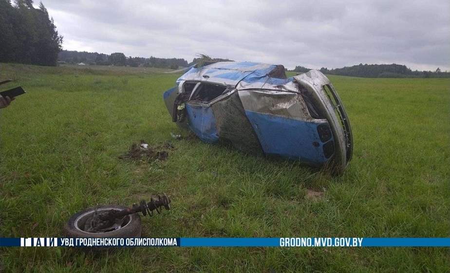 В Ошмянском районе автомобиль въехал в кювет и опрокинулся