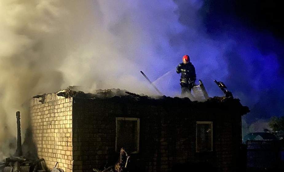 В деревне под Вороново загорелась хозпостройка: спасатели ликвидировали пожар