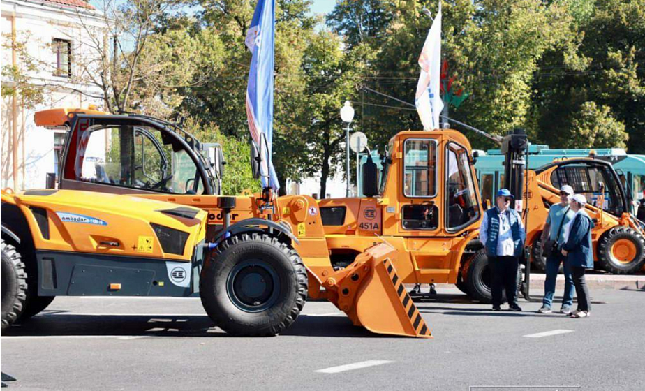 В Гродно открылась выставка образцов отечественной техники, приуроченная ко Дню народного единства