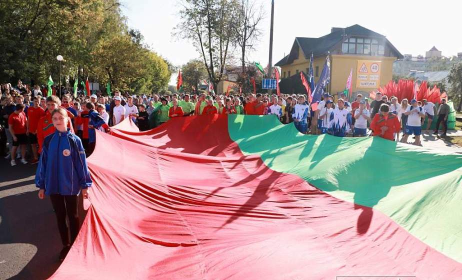 Патриотический забег по историческому центру Гродно в День народного единства собрал порядка тысячи участников