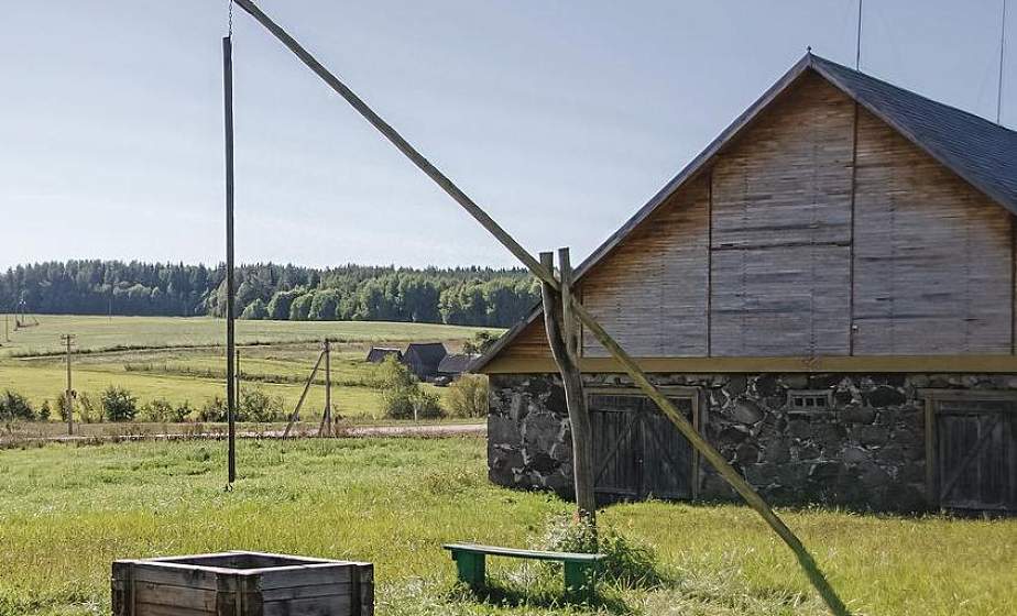 В Щучине правоохранители и сотрудники МЧС спасли упавшего в колодец пенсионера