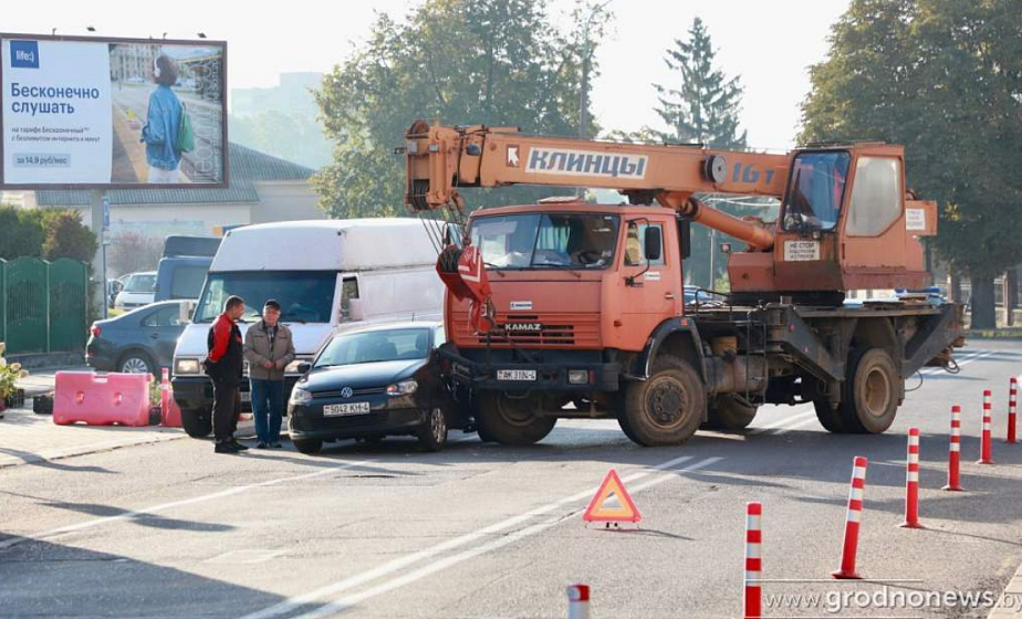 Утреннее ДТП в Гродно: автомобильный кран врезался в легковушку 
