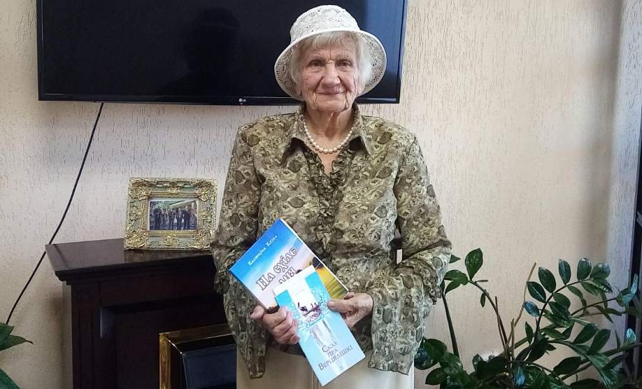 І спявае, і вершы піша, і спортам займаецца. Наведвальніца Верцялішкаўскага цэнтра адпачынку людзей сталага ўзросту Валянціна Козел сваім прыкладам паказвае, што можна жыць актыўна і ў "залатым узросце"
