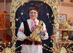 Народны майстар Рэспублікі Беларусь Юзэфа Старасціна валодае ўнікальнай тэхнікай саломапляцення і перадае сваё майстэрства новаму пакаленню