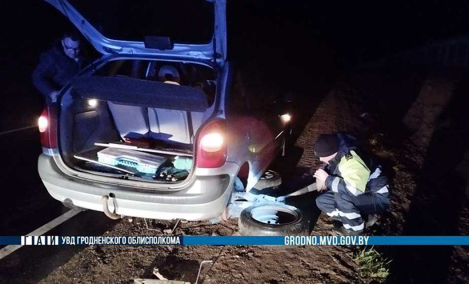 В Волковысском районе сотрудники ГАИ помогли водителю с заменой колеса