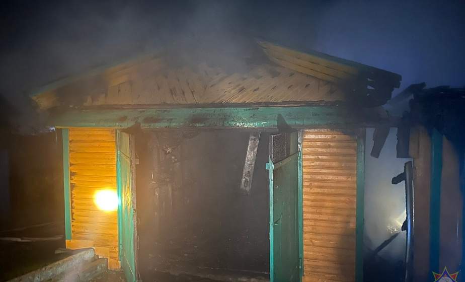 В Новогрудском районе пожарные потушили загоревшийся гараж