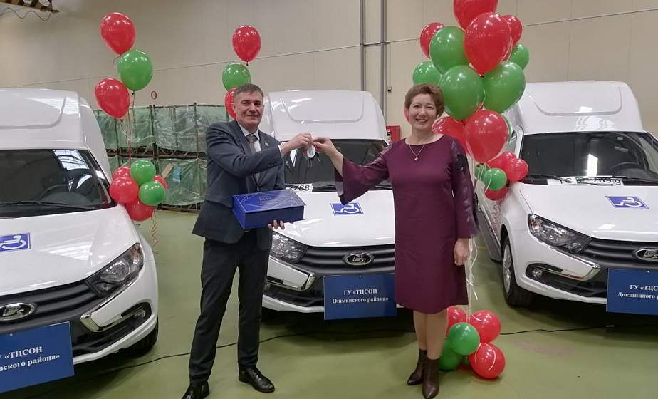 Ошмянскому территориальному центру социального обслуживания населения вручили ключи от нового автомобиля