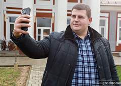 «Делаю то, к чему лежит душа». Как житель Мостовского района продвигает жизнь на селе в соцсетях и сумел покорить сердца тысяч подписчиков