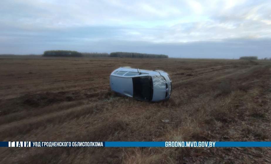  В Ивьевском районе автомобиль съехал в кювет и опрокинулся