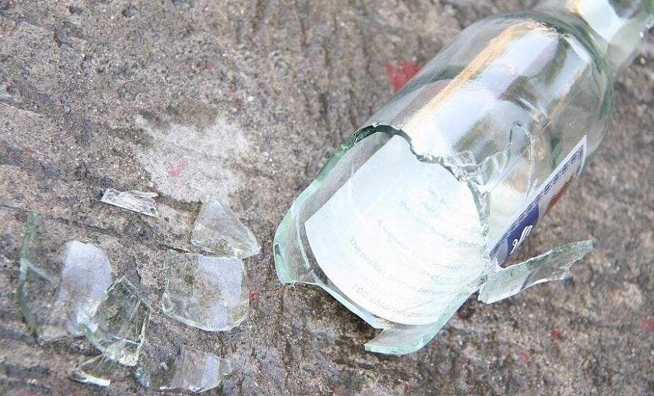 Пьяная гродненка выбросила в окно стеклянную бутылку и попала в автомобиль: женщине назначили наказание