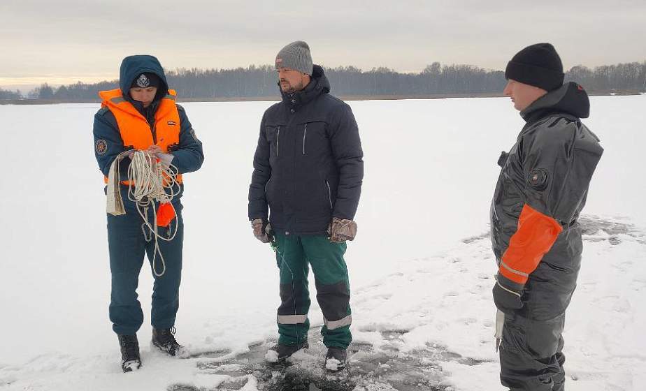 «Здесь, в тени деревьев, лёд покрепче». Корреспондент «ГП» вместе со спасателями проверила, соблюдают ли рыбаки осторожность при выходе на лёд 