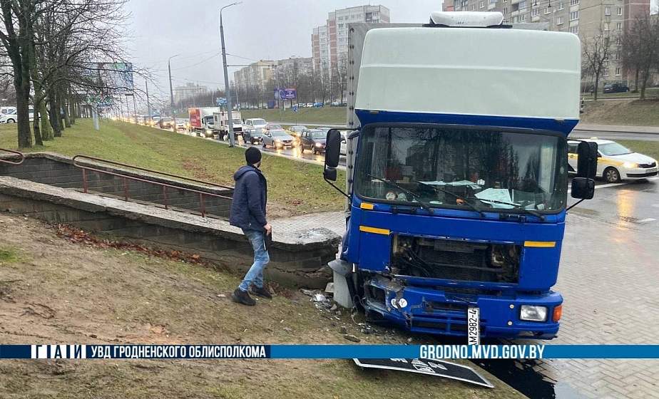 В Гродно водитель фуры съехал на тротуар, чтобы предотвратить столкновение