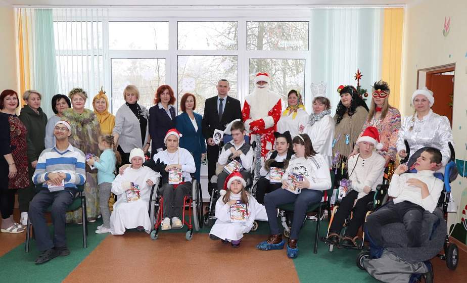 Новогодним спектаклем порадовали гостей воспитанники дневного центра для детей с инвалидностью и их семей Гродненской организации БОКК