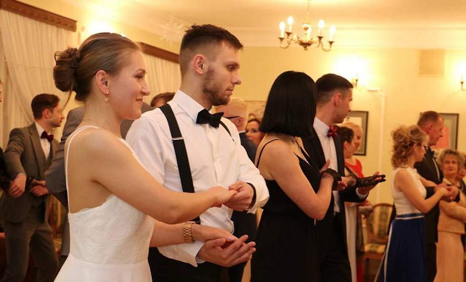 Станцуем вальс и овладеем языком веера. Рождественский бал в стиле XIX века пройдет 13 января в Залесье