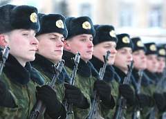 Белорусским военнослужащим запретили курить на ходу и держать руки в карманах