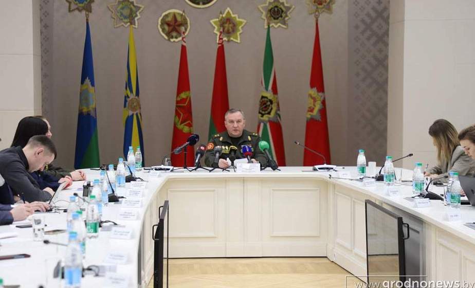 "Документ сохранил в себе миролюбивые устремления белорусского народа". Брифинг министра обороны по вопросам принятия новой Военной доктрины прошел в Минске