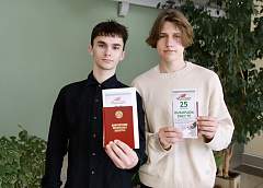 Конституцию Республики Беларусь вручают впервые голосующим на участке для голосования №68